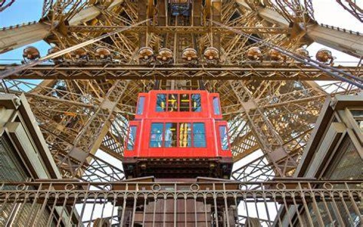 How many elevators does the Eiffel Tower have