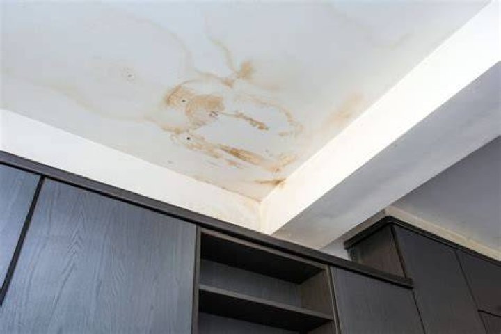 What to do if water leaks through the ceiling